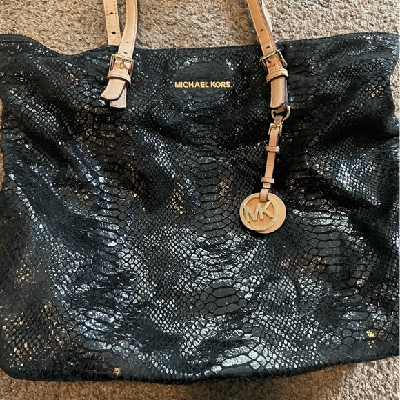 Michael Kors purse - Picture 2 of 16